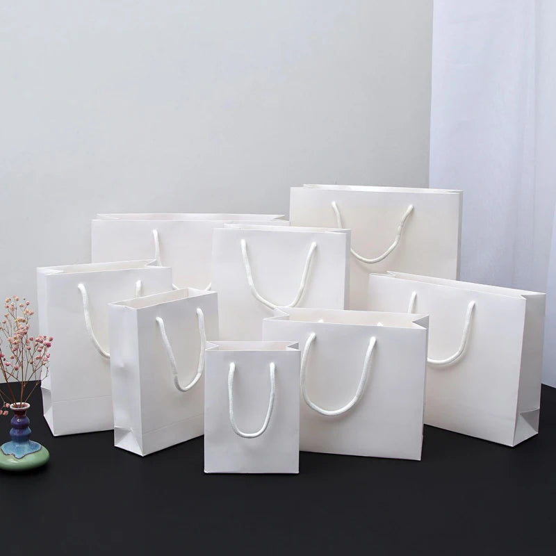 Lot de 10, 20 ou 30 sacs cadeaux blancs ou noirs.