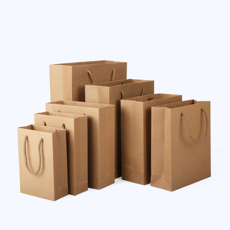 Lot de 10, 20 ou 30 sacs cadeaux blancs ou noirs.