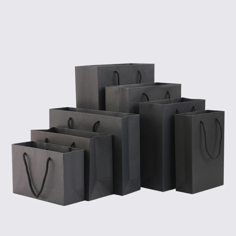 Lot de 10, 20 ou 30 sacs cadeaux blancs ou noirs.