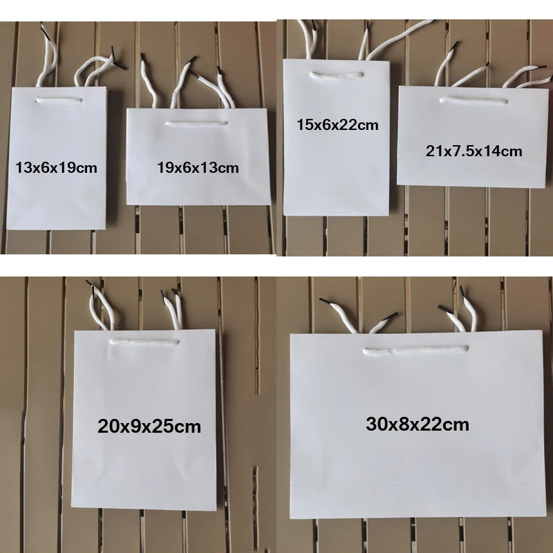 Lot de 10, 20 ou 30 sacs cadeaux blancs ou noirs.