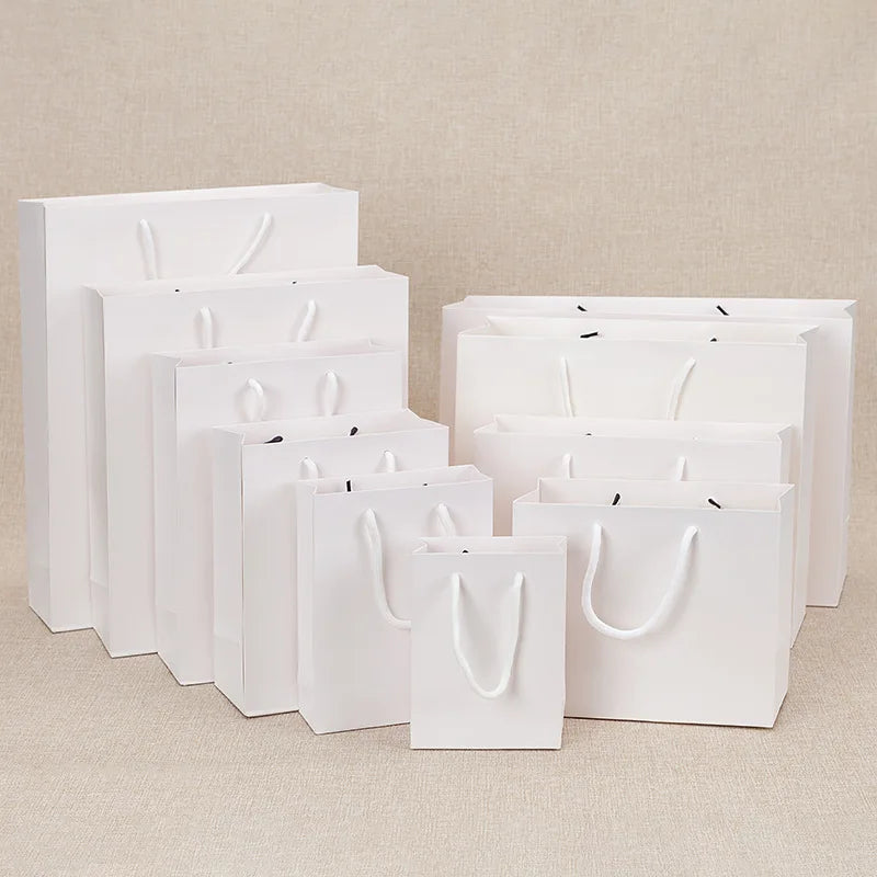 Lot de 10, 20 ou 30 sacs cadeaux blancs ou noirs.