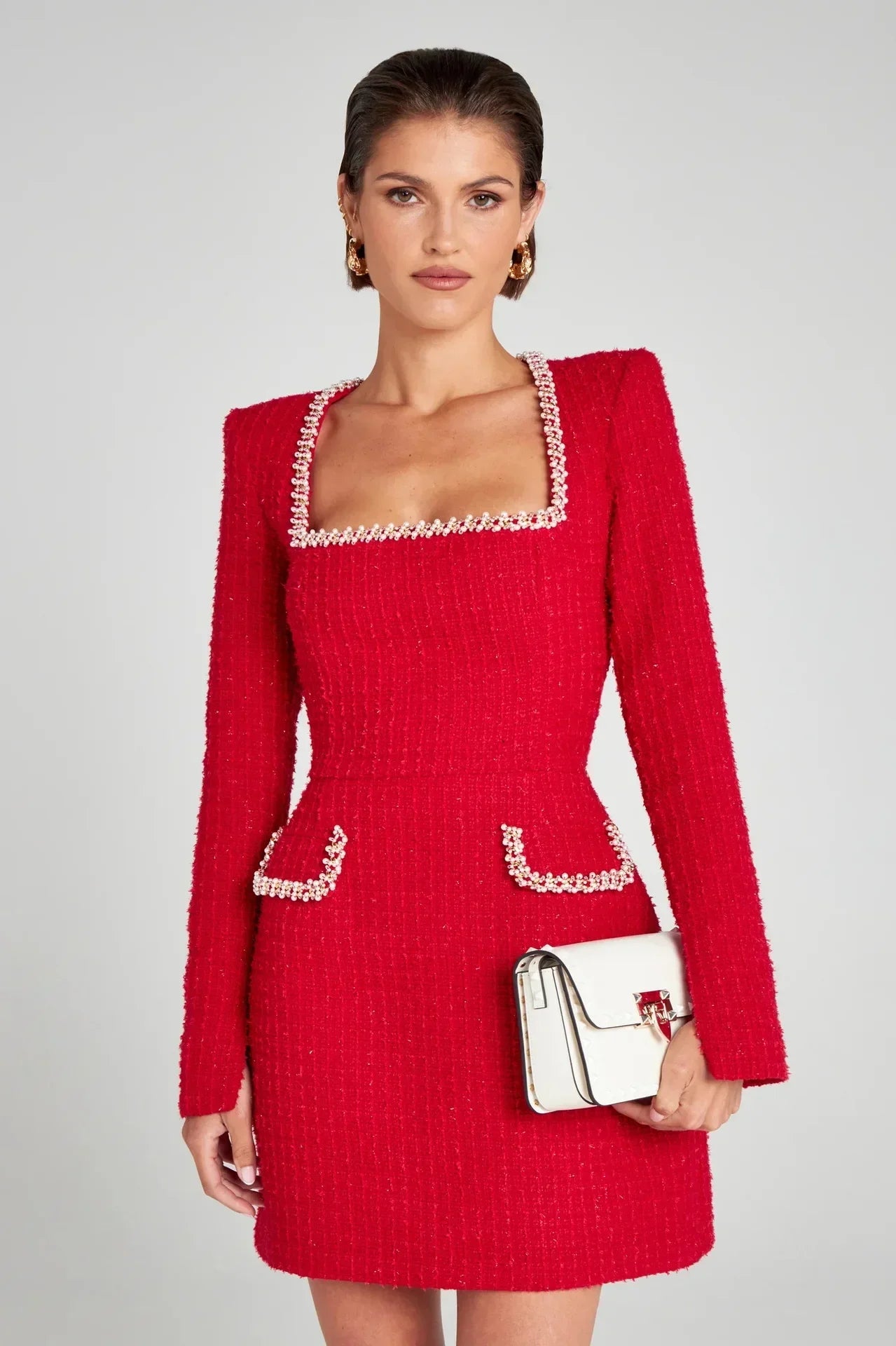 Robe rouge à col carré.