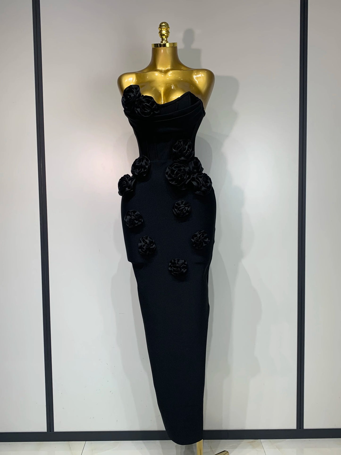 Robe bandage mi-longue sexy sans bretelles et dos nu à fleurs rouges