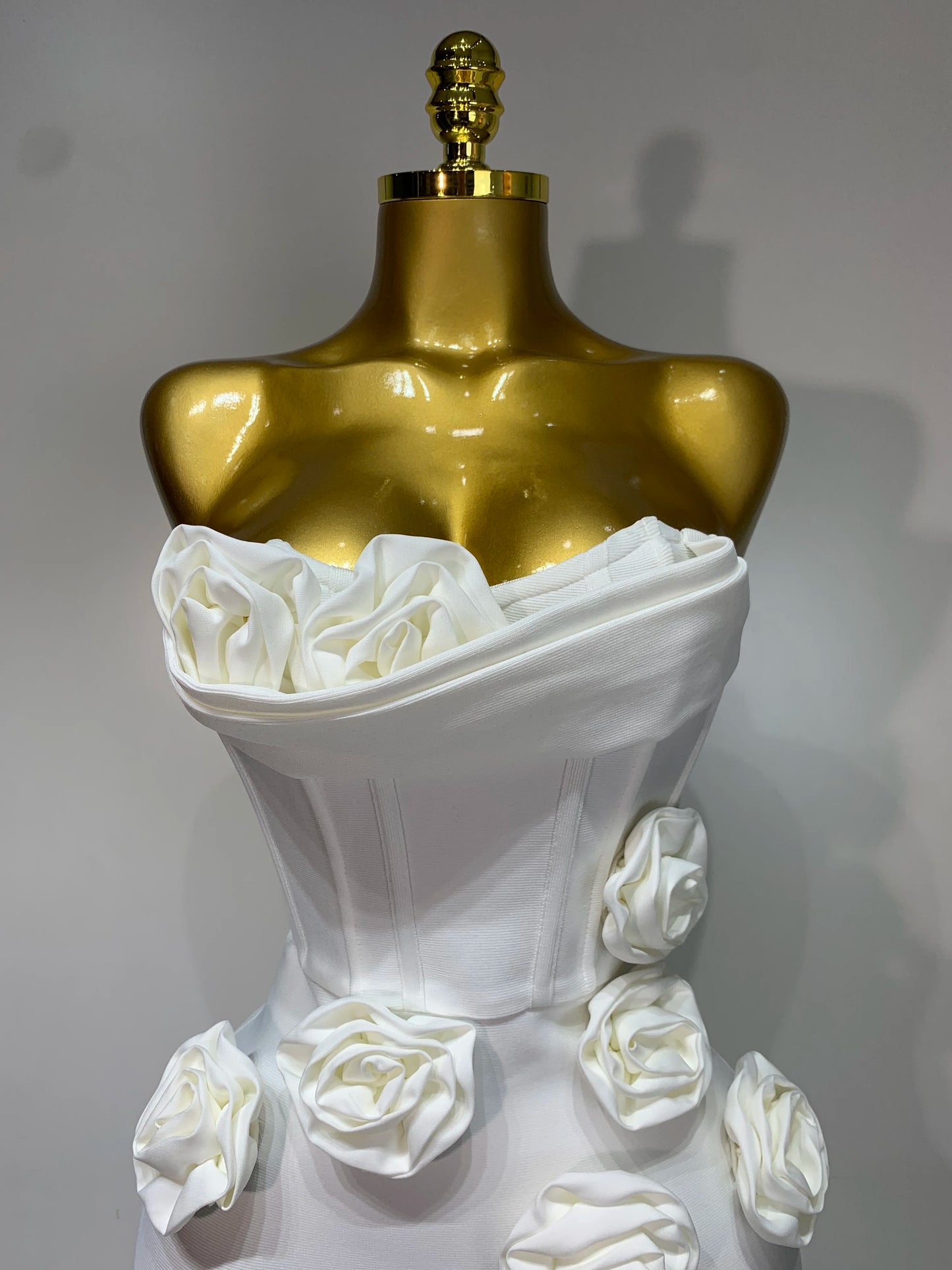 Robe élégante blanche sans bretelles à fleurs