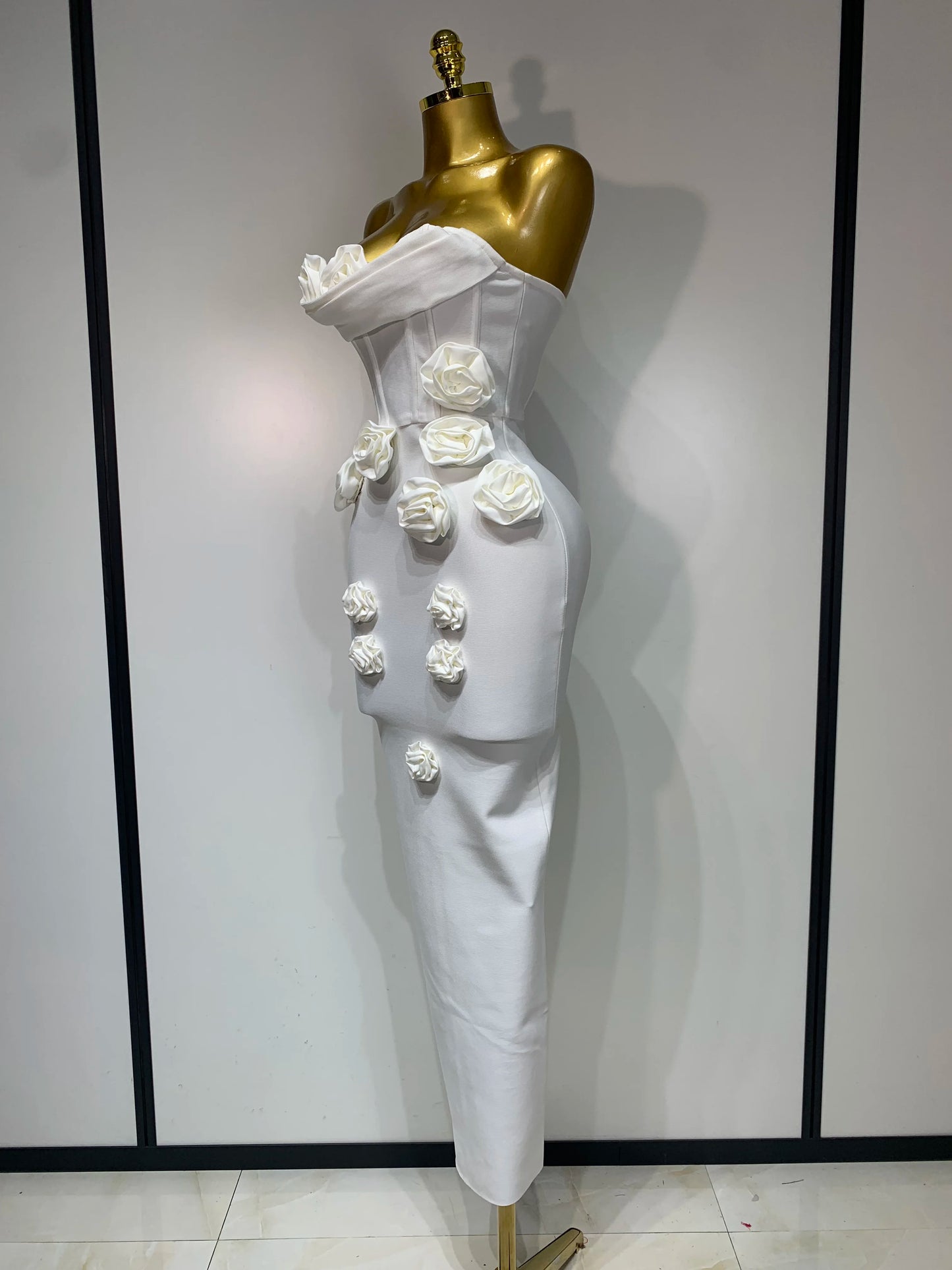 Robe élégante blanche sans bretelles à fleurs