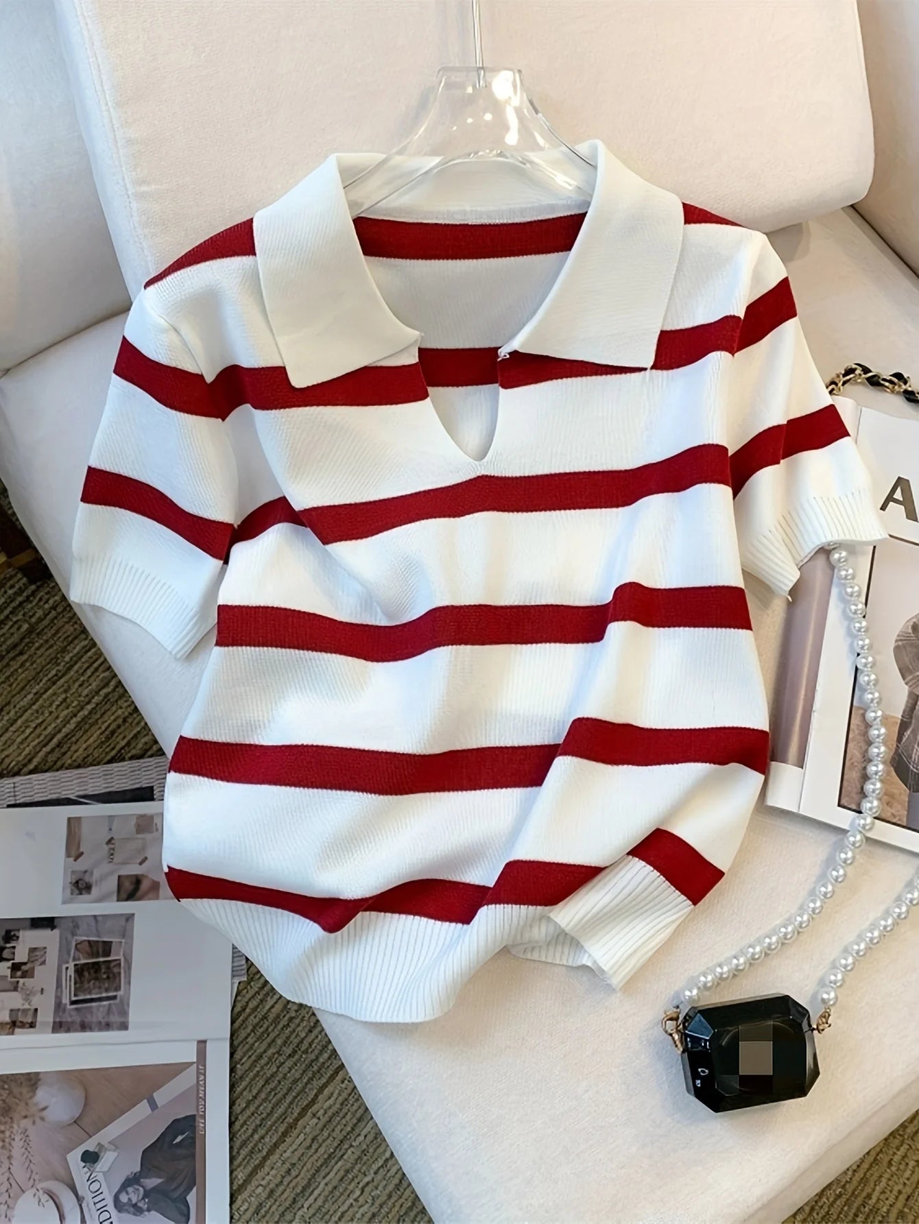Haut tricoté à manches courtes, motif rayé.