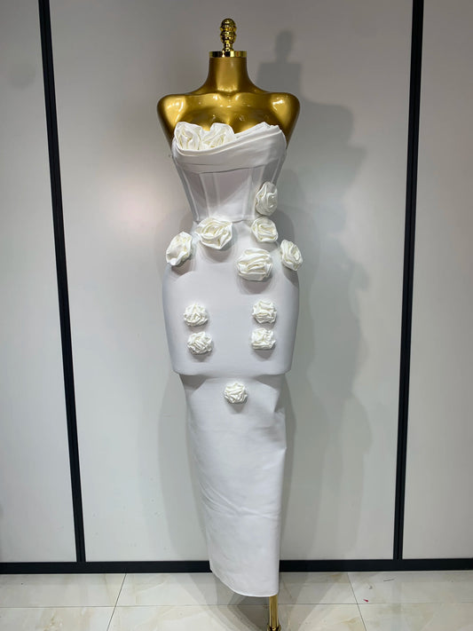 Robe élégante blanche sans bretelles à fleurs