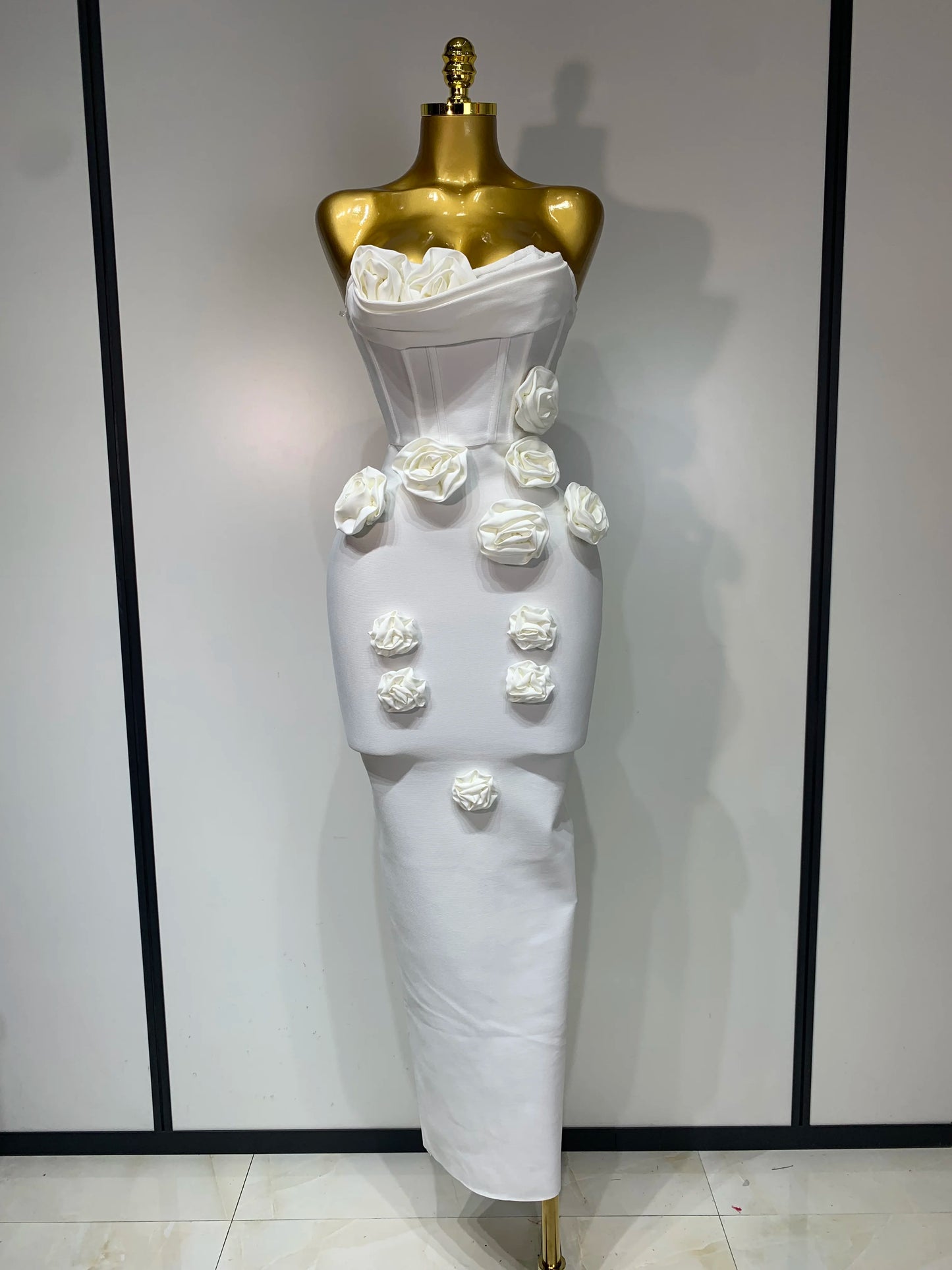 Robe bandage mi-longue sexy sans bretelles et dos nu à fleurs rouges