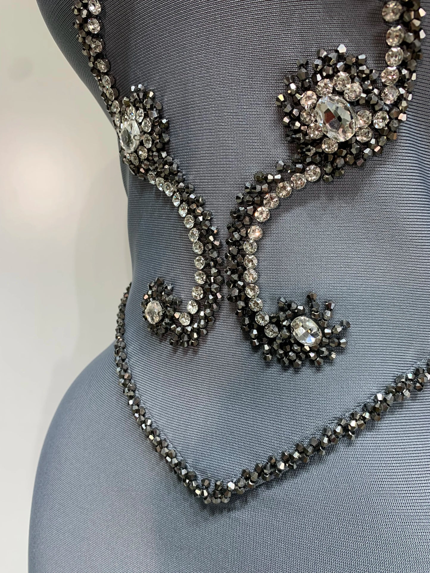 Robe bustier à perles de haute qualité avec collier bandage