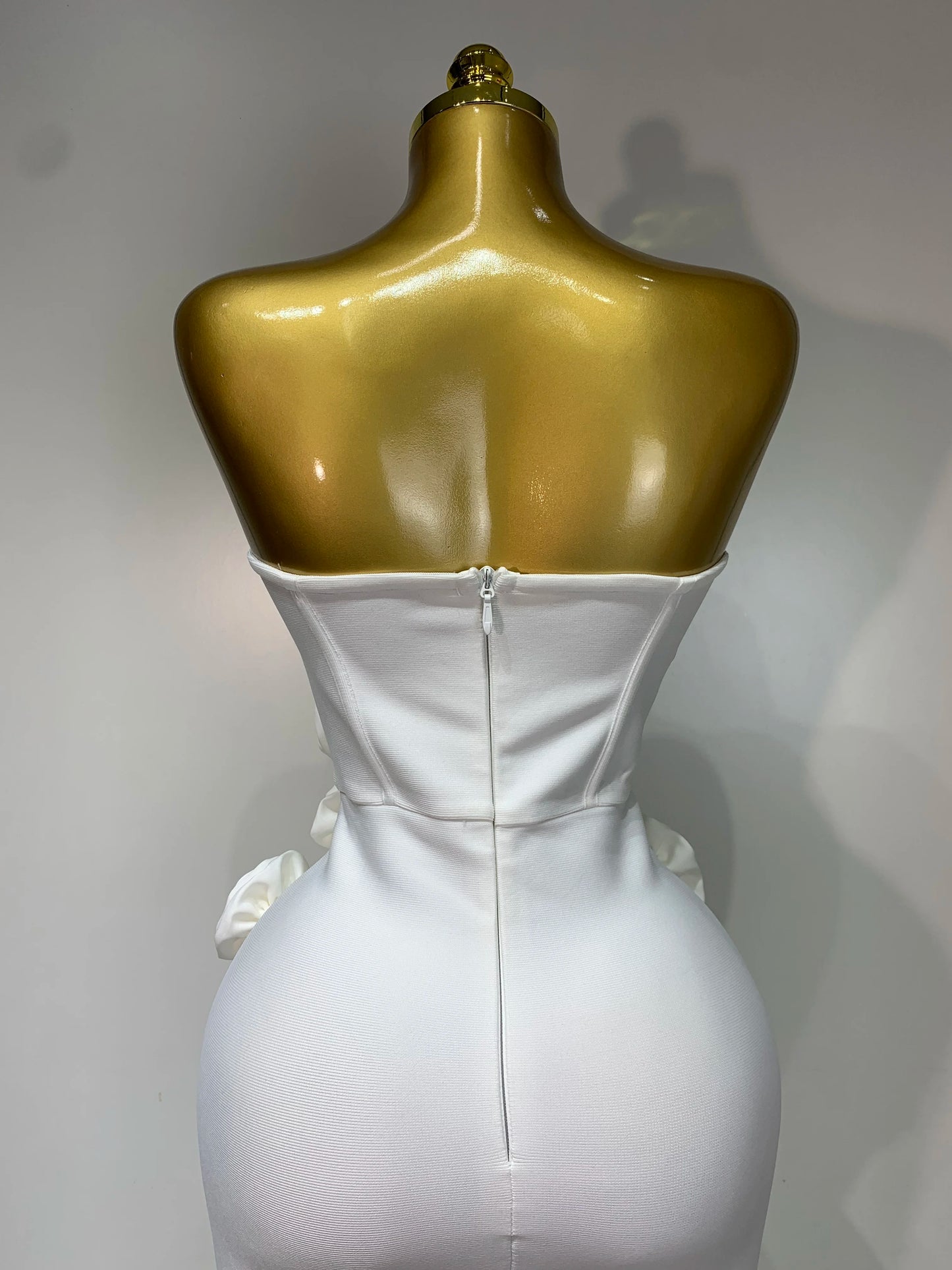 Robe élégante blanche sans bretelles à fleurs