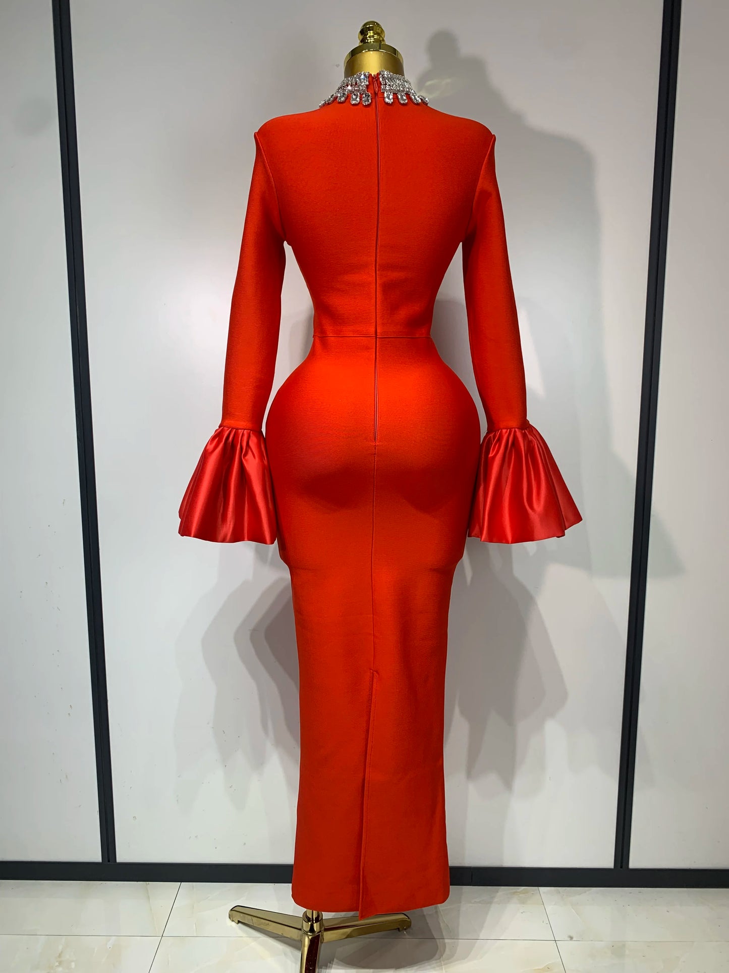 Robe longue bandage rouge à manches évasées et diamants scintillants