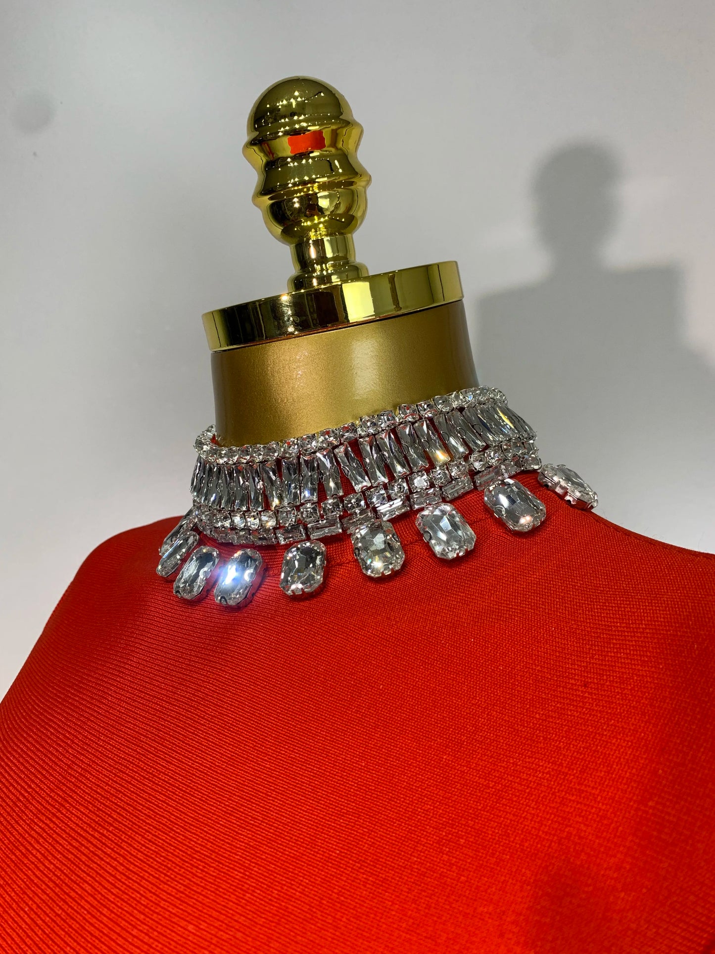 Robe longue bandage rouge à manches évasées et diamants scintillants