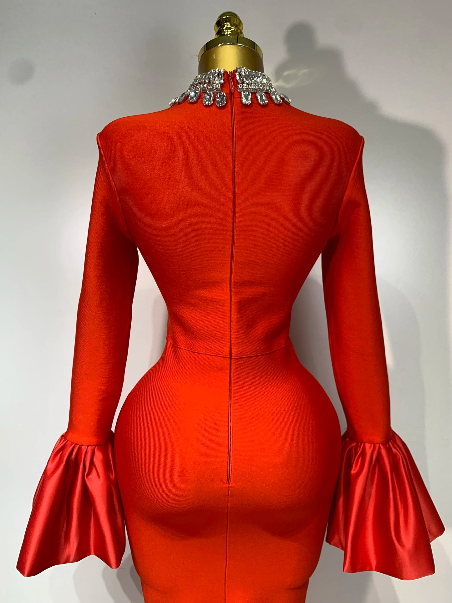 Robe longue bandage rouge à manches évasées et diamants scintillants