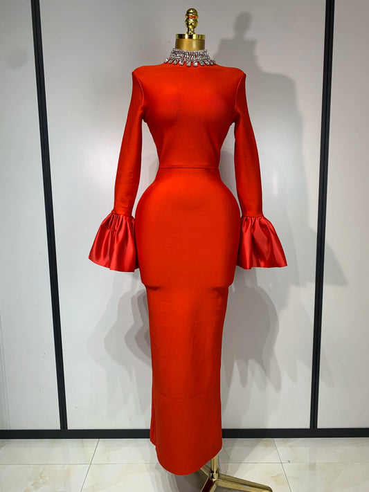 Robe longue bandage rouge à manches évasées et diamants scintillants