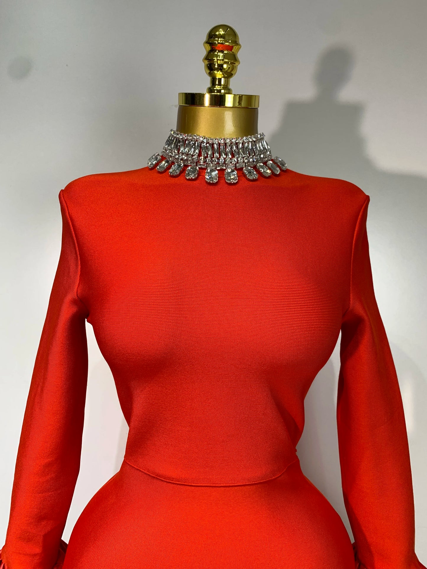 Robe longue bandage rouge à manches évasées et diamants scintillants