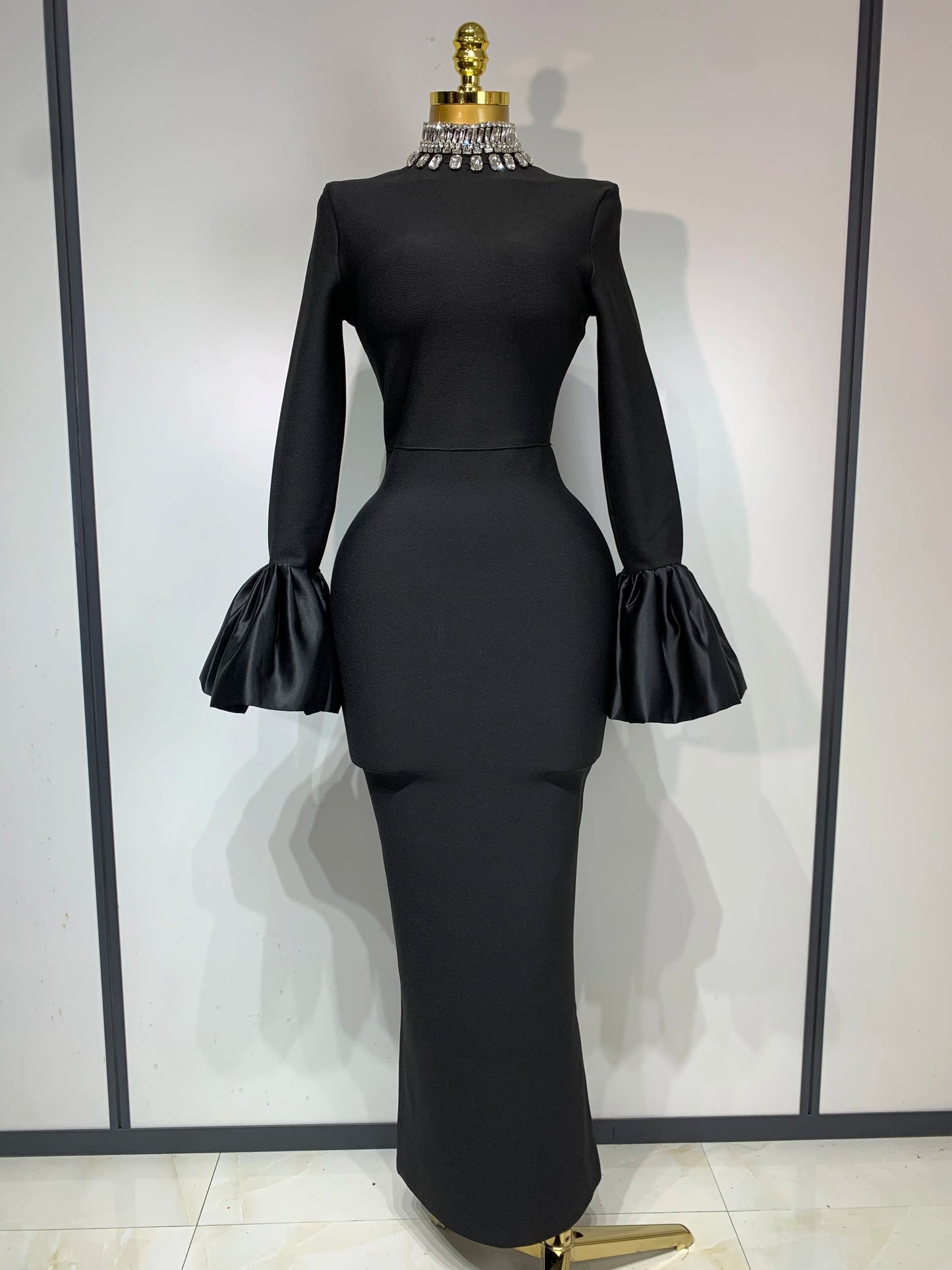 Robe longue bandage rouge à manches évasées et diamants scintillants