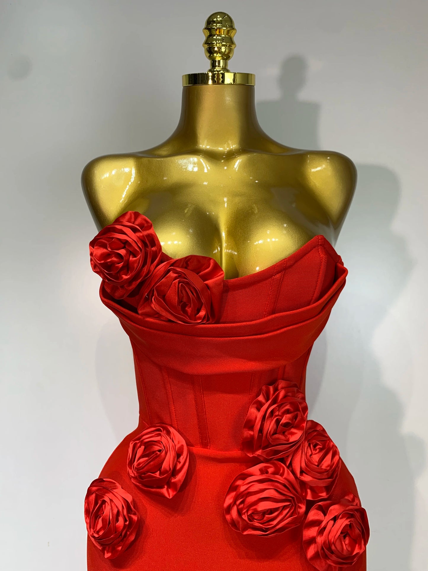 Robe bandage mi-longue sexy sans bretelles et dos nu à fleurs rouges