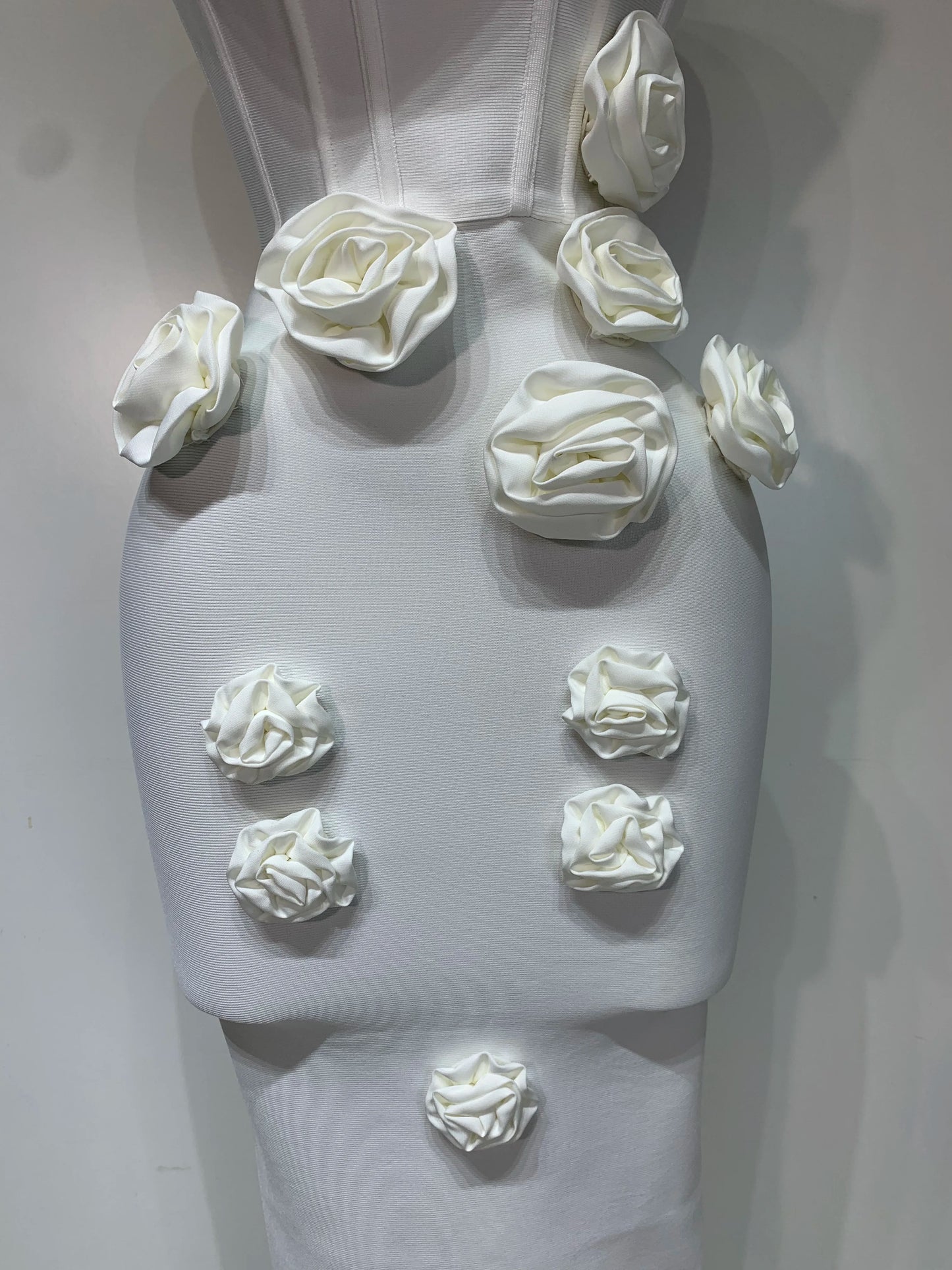 Robe élégante blanche sans bretelles à fleurs