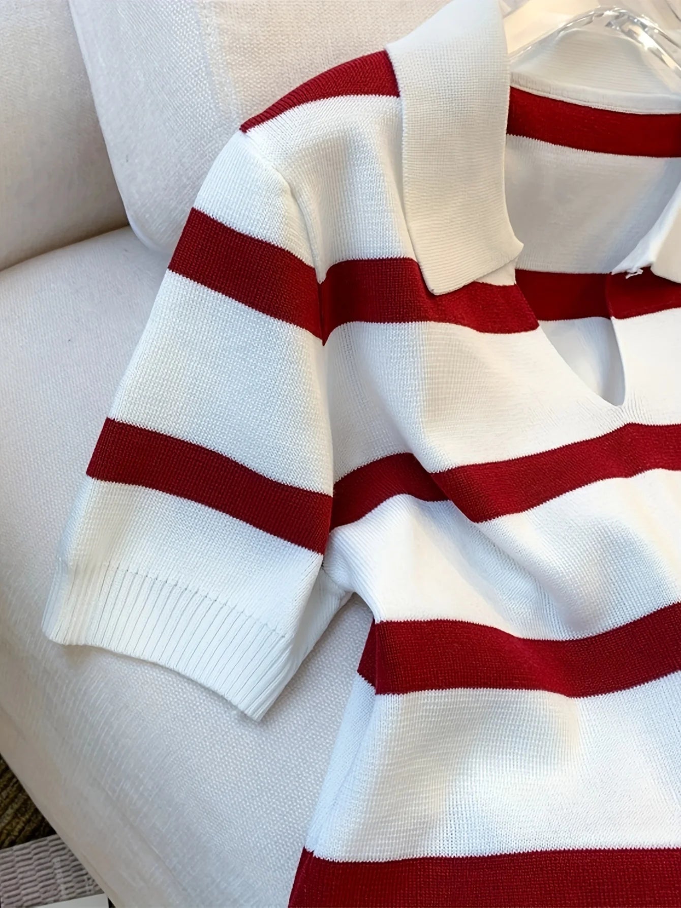 Haut tricoté à manches courtes, motif rayé.