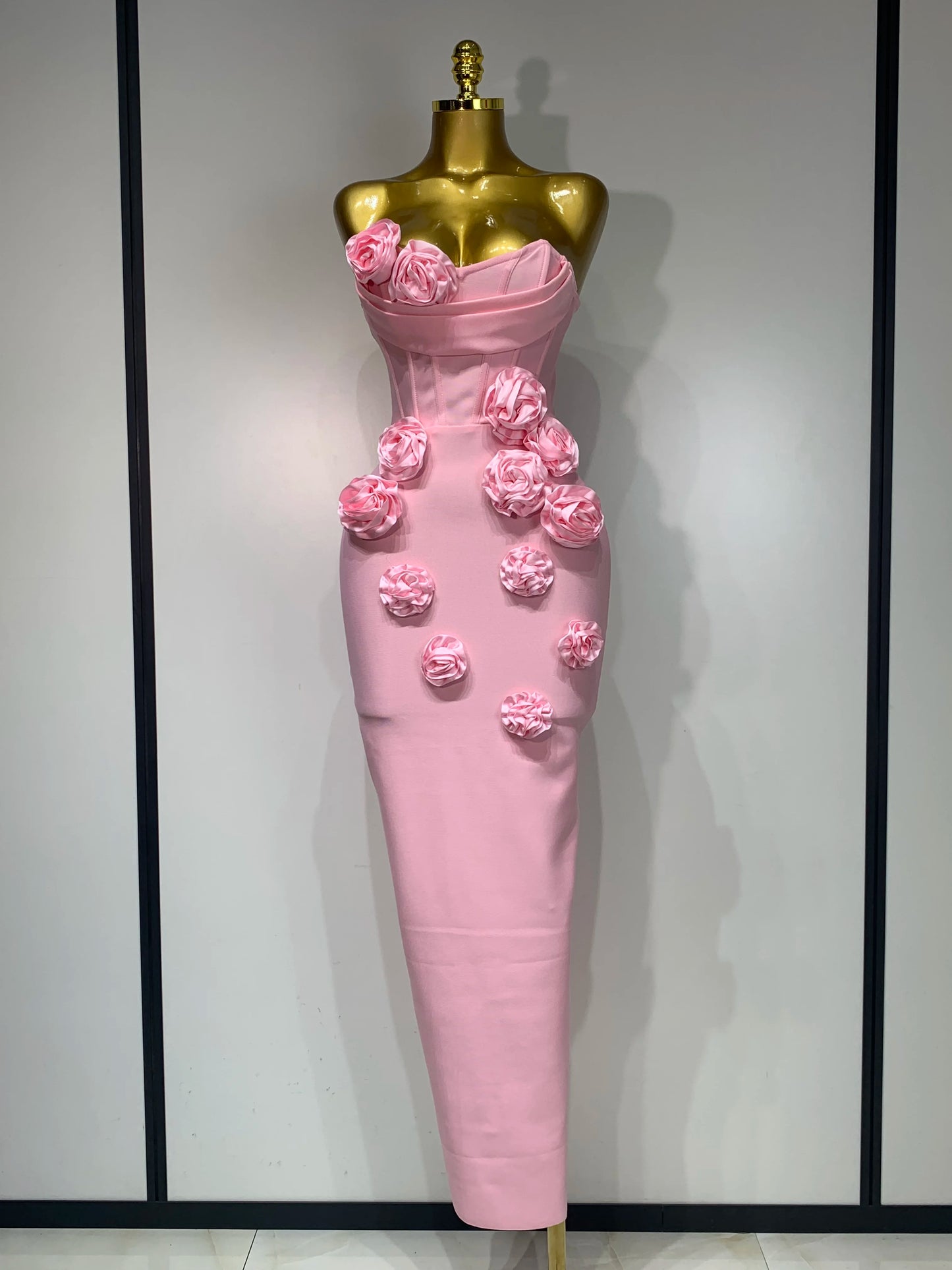 Robe bandage mi-longue sexy sans bretelles et dos nu à fleurs rouges