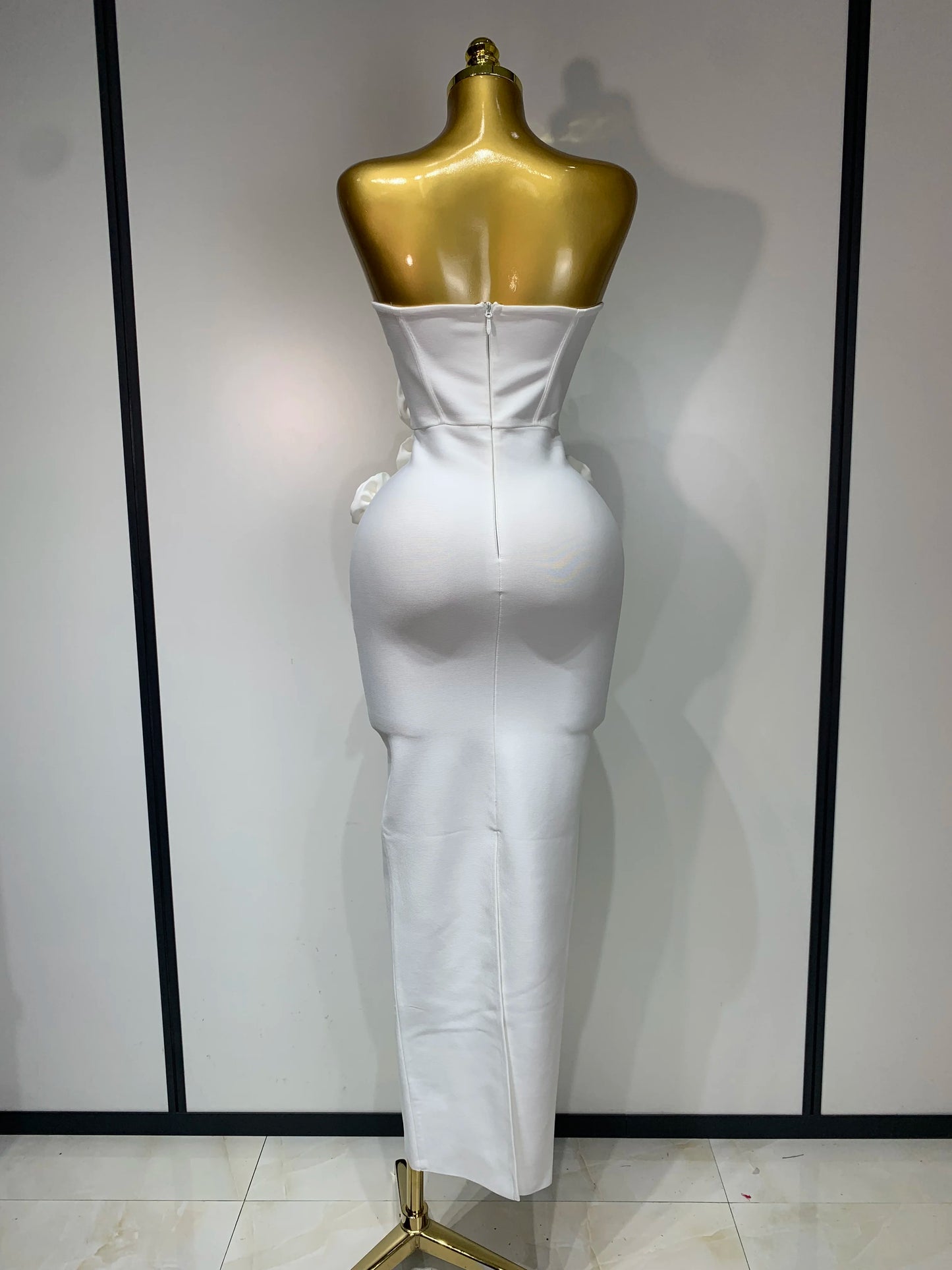 Robe élégante blanche sans bretelles à fleurs