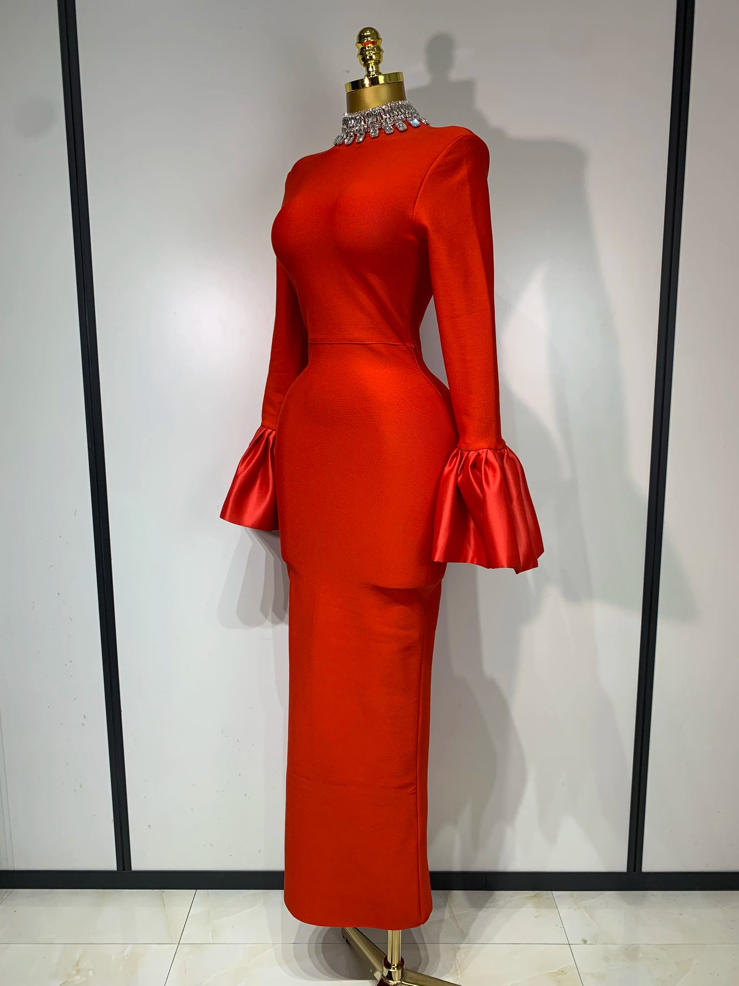 Robe longue bandage rouge à manches évasées et diamants scintillants